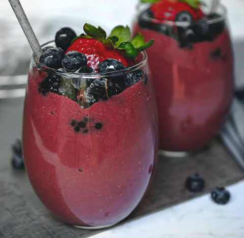 Smoothie fraise myrtille à base de maca bio