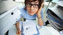 Femme cadre stressée au travail